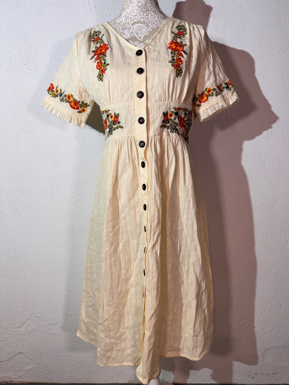 Embroidered Cream Button-Front Midi Dress size small a26